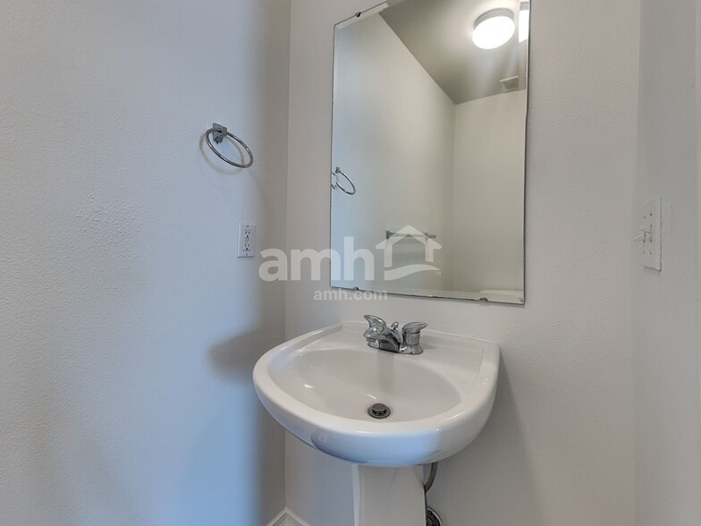 Building Photo - 3315 W Wave Dr