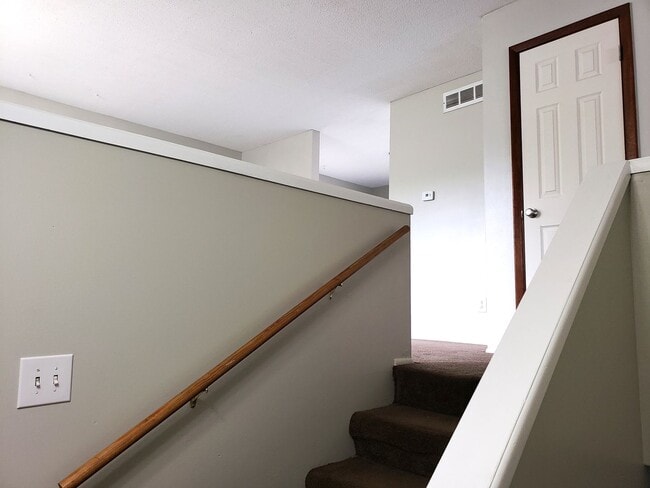 Building Photo - Large 4 bed / 2 bath house for rent
