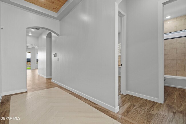 Building Photo - 13992 Margaret Ponce Ave