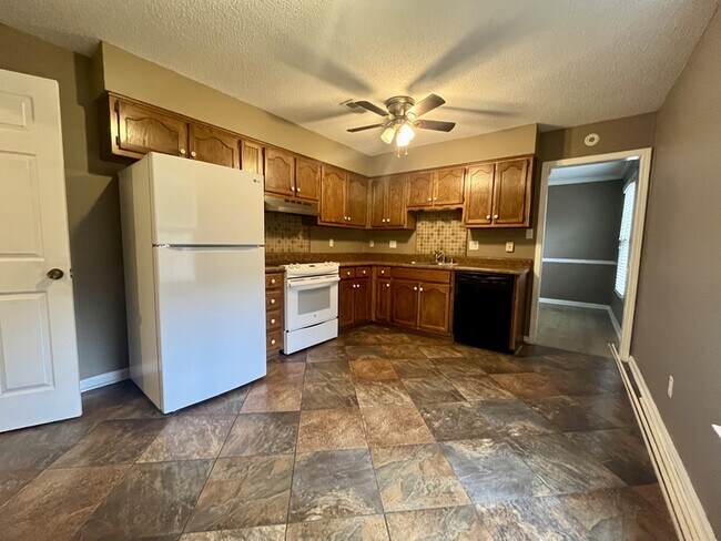 Building Photo - 220 Austinville Rd SW