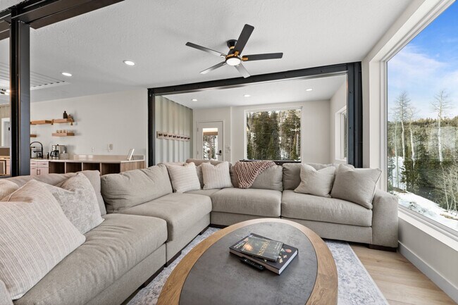 Building Photo - 220 Circle Dr