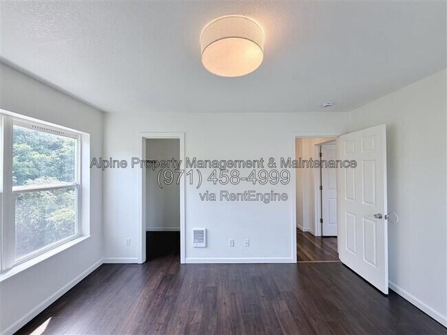 Building Photo - 5238 NE 14th Pl
