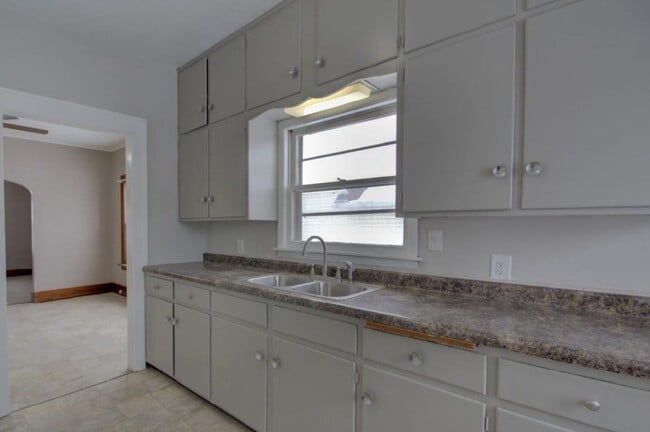 Building Photo - 1837 W 8th St