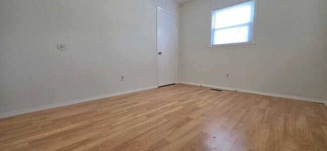 Building Photo - Beautifully Renovated 4BD/1BA Home w/ Finished Basement in Hickory!