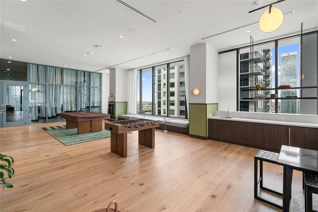 Building Photo - 11 NE 6th St