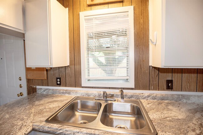 Building Photo - 1805 Oriole Dr