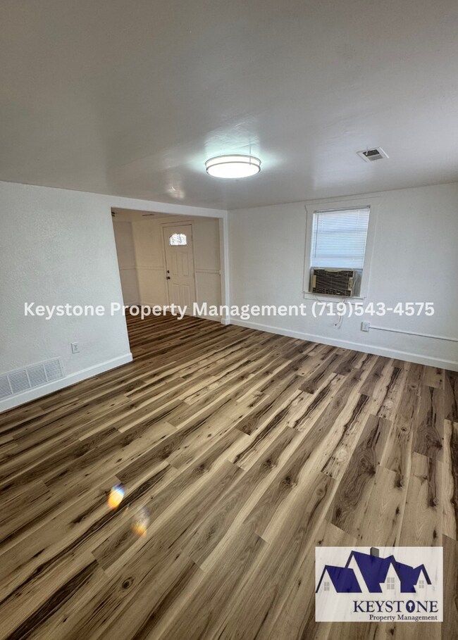 Building Photo - Fully Renovated Home 4+ bedrooms/2 Bathrooms $1550/$1550