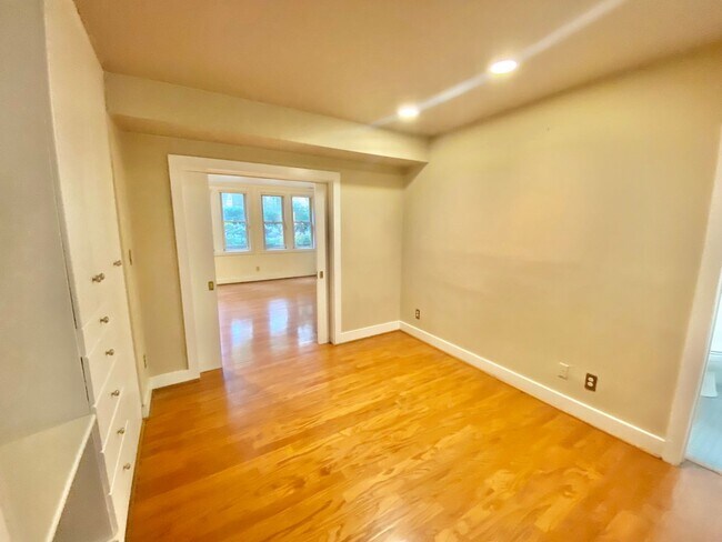 Building Photo - SAVE OVER $200!* Dupont Circle 1 Bedroom Charmer with Patio, Fireplace, Central Air, Washer/Dryer!