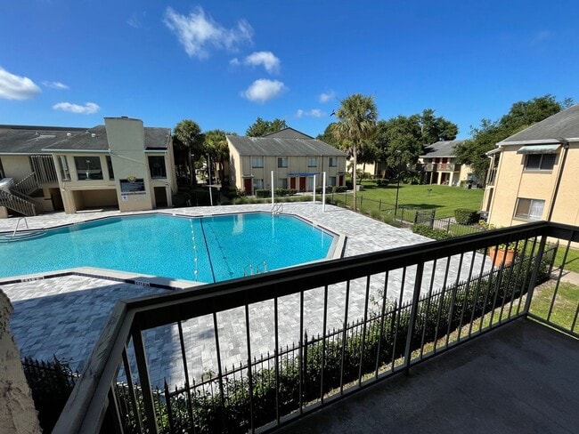 Building Photo - Large 2 Bedroom, 1 1/2 Bathroom Condo Available Immediately!