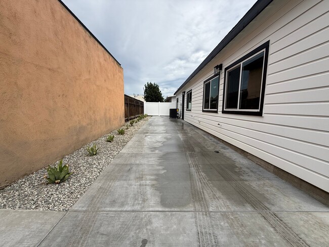 Building Photo - 323 S Kroeger St