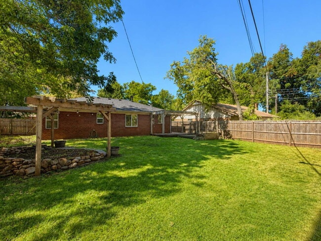Building Photo - Charming 2 Bed 1 Bath