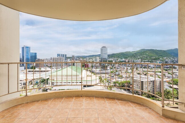 Building Photo - Newly Renovated. Ocean & Marina Views. Assigned Parking.
