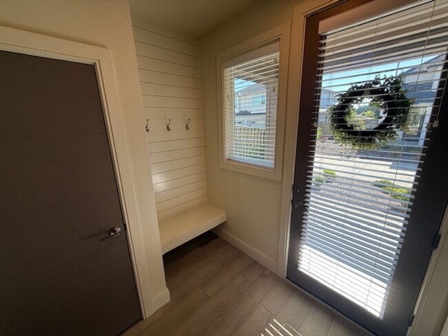 Building Photo - Available August 5, 3 bed 2.5 bath