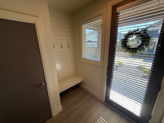 Building Photo - Available September 1, 3 bed 2.5 bath
