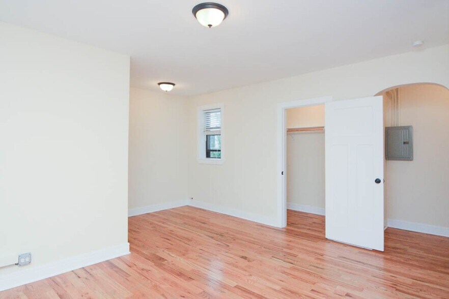 Building Photo - 4530 N Damen Ave