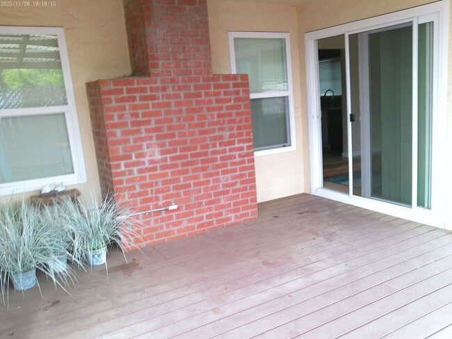 Building Photo - 726 Almond Dr