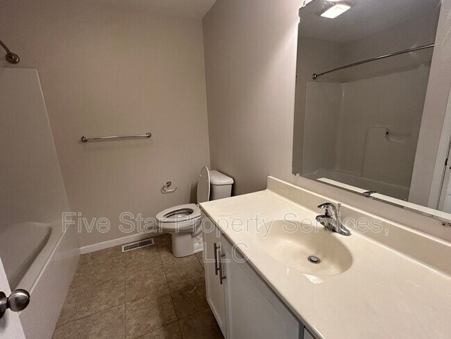 Building Photo - 1414 School House Ln