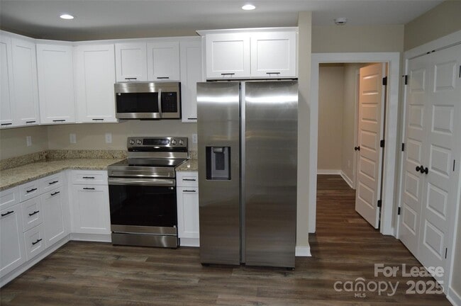 Building Photo - 620 W Bell St