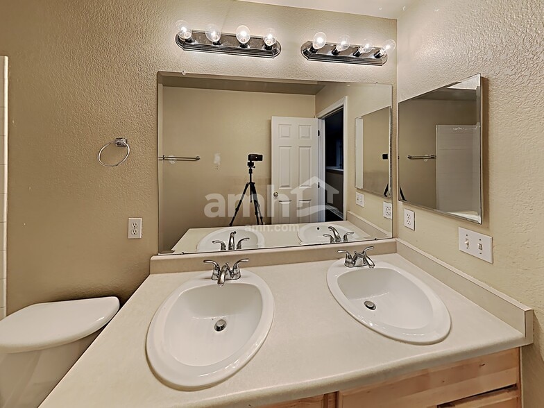 Building Photo - 13945 Jasmine St