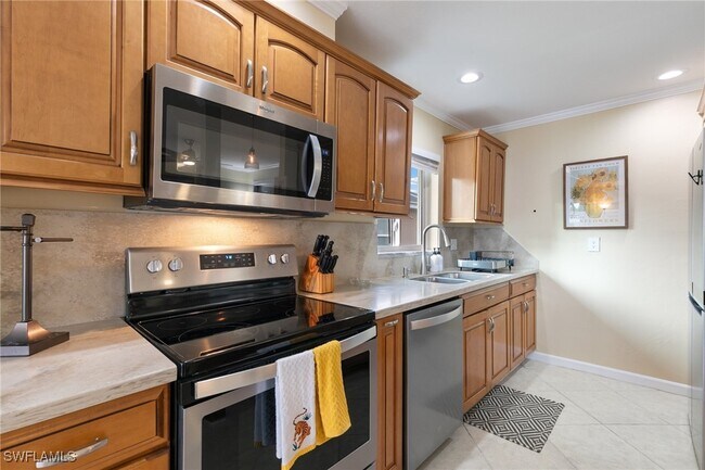 Building Photo - 3830 SE 12th Ave