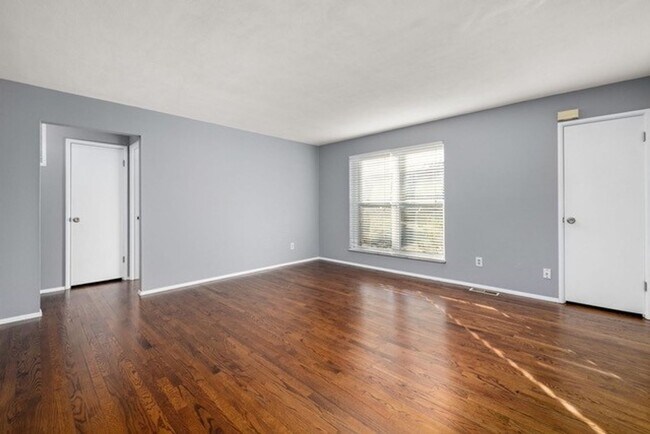 Building Photo - 2 Bedroom, 1 Bath Apartment