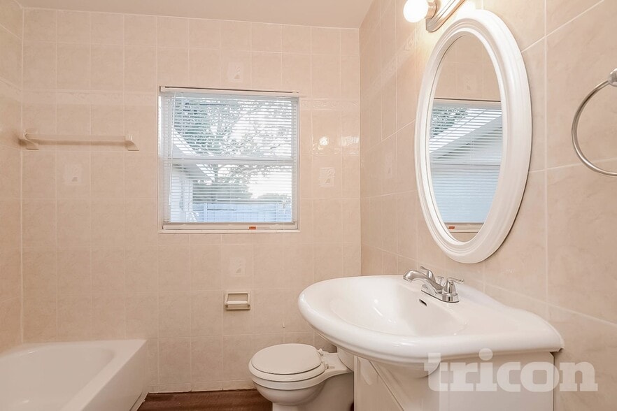 Building Photo - 4417 W Knox St