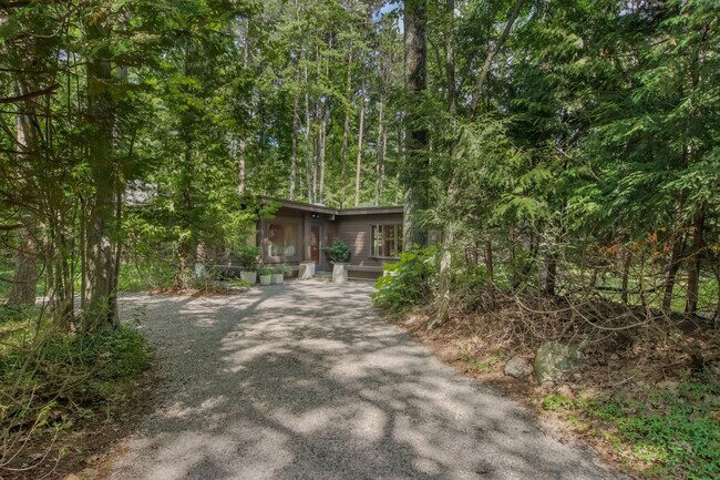 Building Photo - 2 Bedroom Extended Stay in Williamsburg with Low Off-Season Rates!