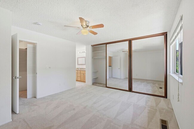 Building Photo - Luxury  2 bedroom Townhome in Great Location