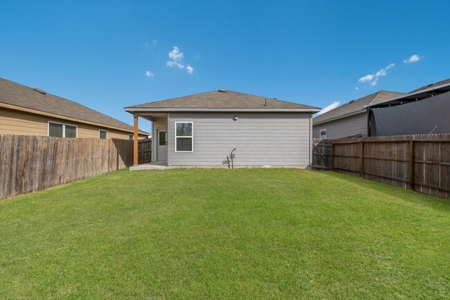 Building Photo - Well-Maintained Home with Modern Conveniences