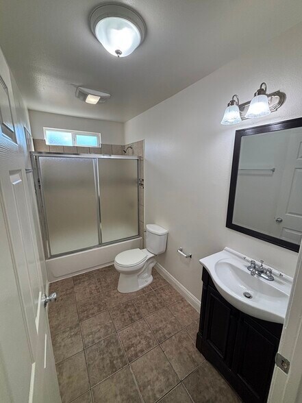 Building Photo - 139 E 110th St