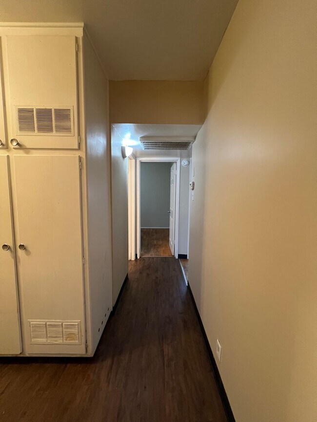 Building Photo - 2923 Peerless Ave