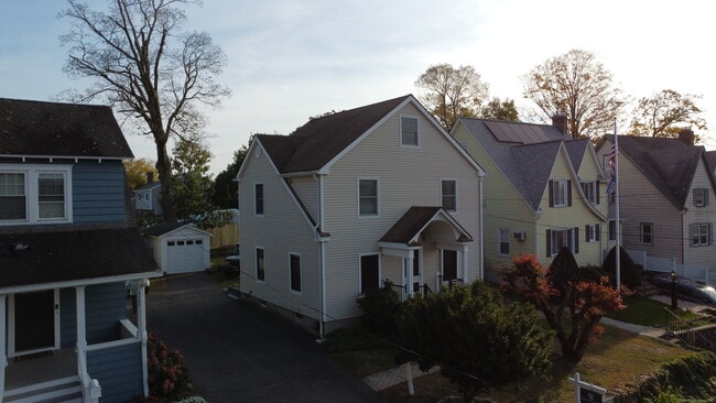 Building Photo - 8 Maplewood Terrace