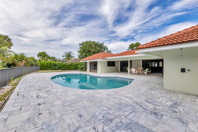 Building Photo - 5924 Pinebrook Dr