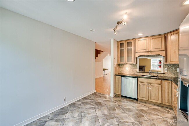 Building Photo - 3902 Springbrook Dr