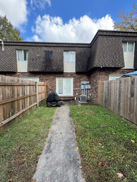 Building Photo - 623 Sycamore Cir