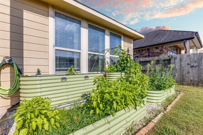 Building Photo - 1610 Golden Taylor Dr