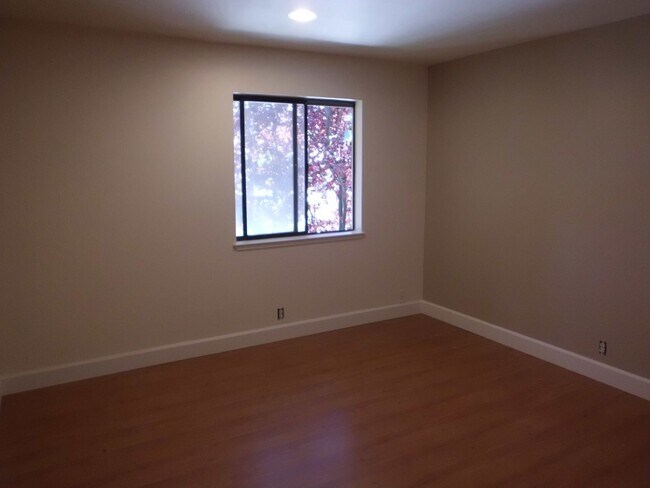 Building Photo - Now leasing beautiful one bedroom home!