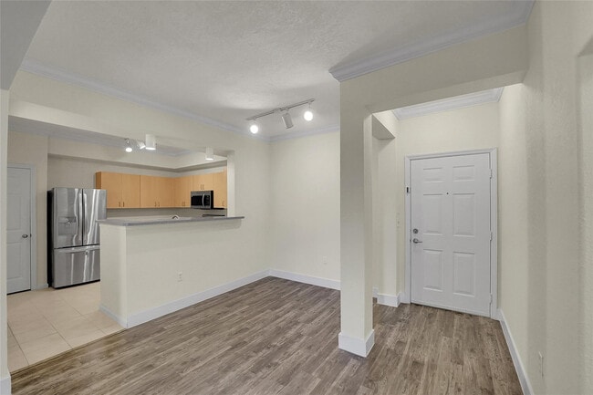 Building Photo - 533 NE 3rd Ave