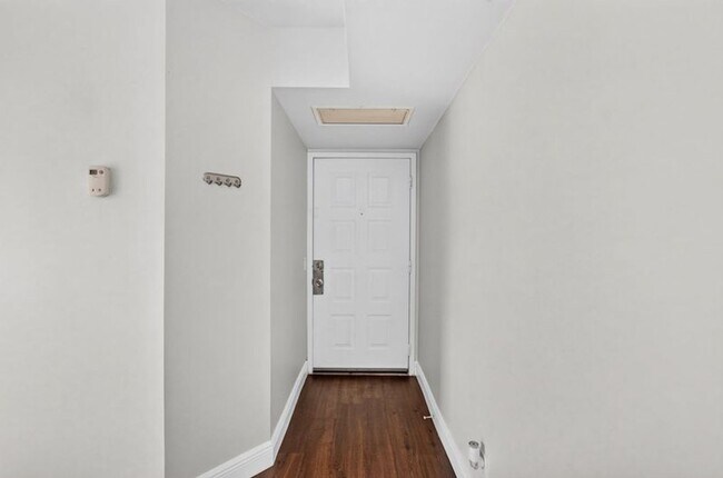 Building Photo - 706 Executive Center Dr