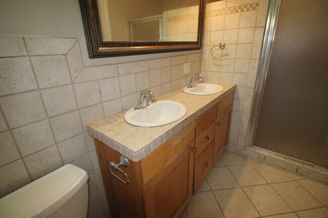Building Photo - Beautiful Single Family Home in Great Neck Estates