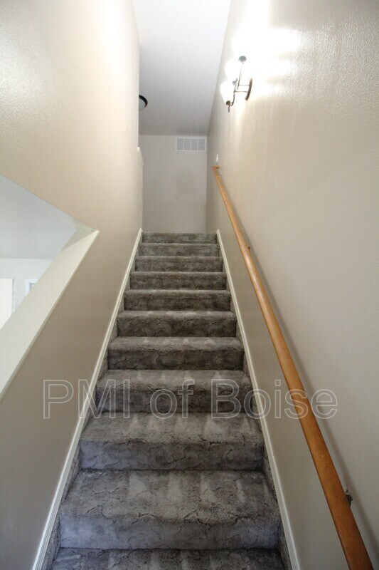 Building Photo - 633 W Idaho Ave