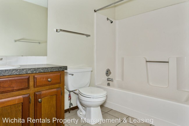 Building Photo - 3 br, 2 bath Apartment - 580 W. 3rd 580 W 3rd