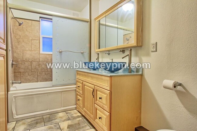 Building Photo - 3 Bed, 2 Bath Craftsman Home on Dead End R...