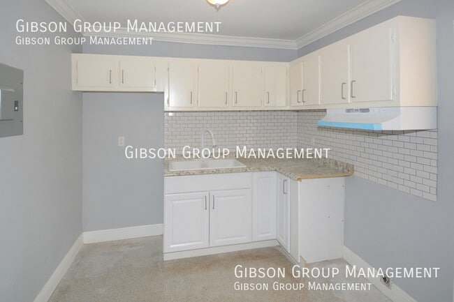 Building Photo - 806 NE 16th St