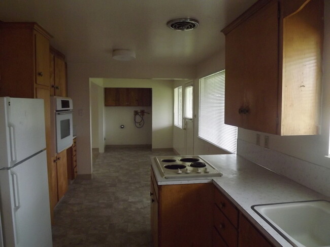 Building Photo - Spacious 3 Bedroom 1 3/4 Bath in Tacoma!!!!