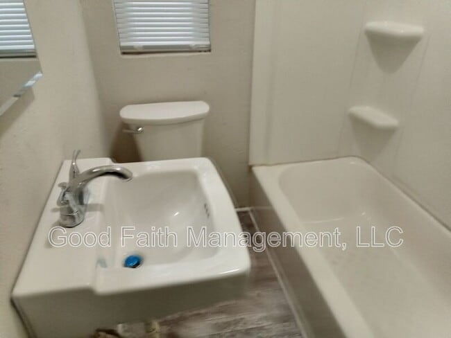 Building Photo - 203 E 11th St