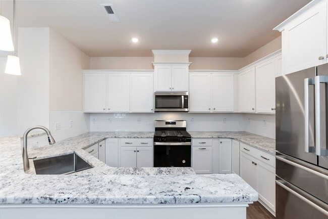 Building Photo - Three Bedroom End Unit Home!