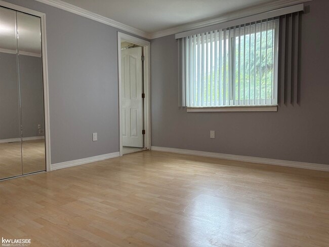 Building Photo - 3550 Kings Point Dr