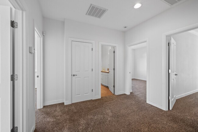 Building Photo - 143 Pine Lake Dr