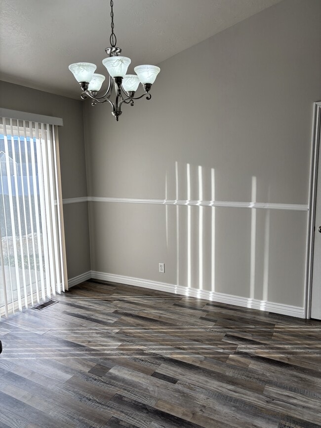 Building Photo - 405 W 375 N